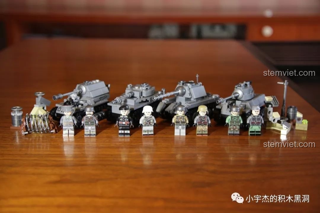 Mô hình xe tăng King Tiger Sembo 101213 đã hoàn thành, nhìn từ góc nghiêng với nòng pháo nâng lên, thể hiện khả năng điều chỉnh của mô hình.