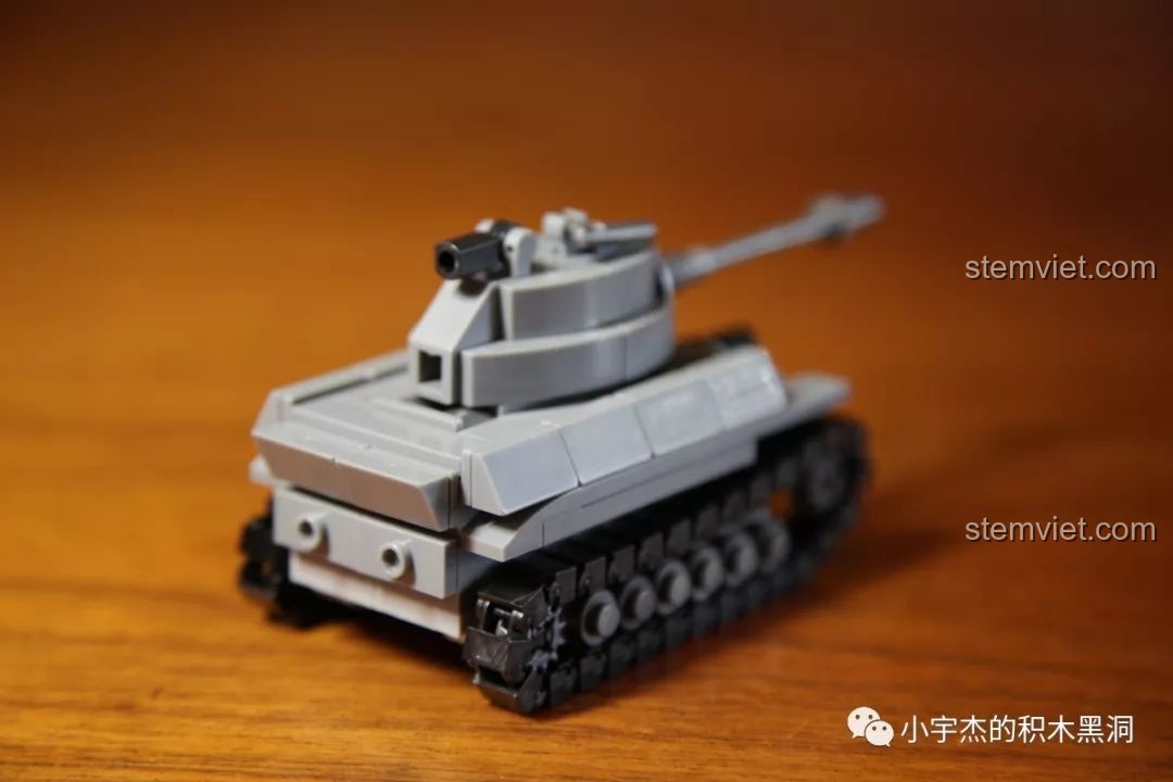 Mô hình xe tăng King Tiger Sembo 101213 đã hoàn thành, nhìn từ góc nghiêng, thể hiện rõ các chi tiết của thân xe và nòng pháo.