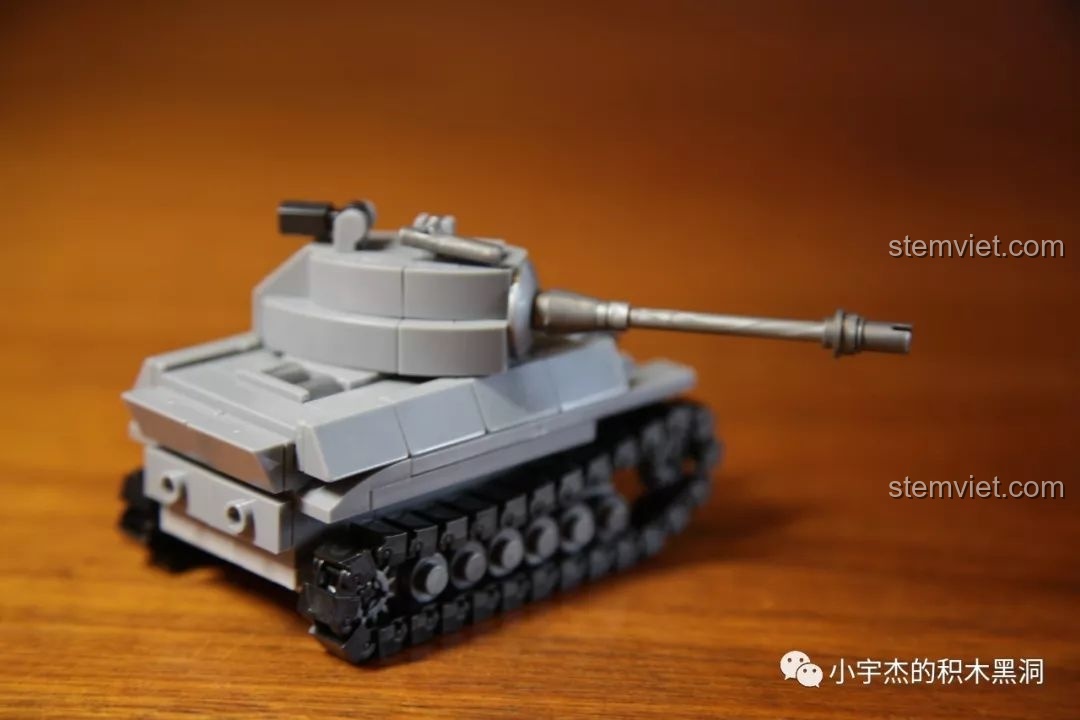 Mặt sau của mô hình xe tăng King Tiger Sembo 101213 đã hoàn thành, cho thấy các chi tiết ống xả và giáp sau.