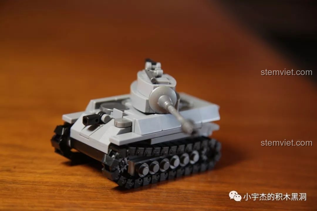 Mô hình xe tăng King Tiger Sembo 101213 đã hoàn thành, nhìn từ góc 3/4 phía trước, nổi bật với nòng pháo và tháp pháo xoay.