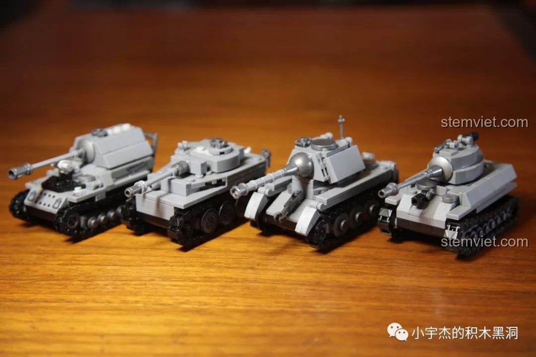 Mô hình xe tăng King Tiger Sembo 101213 đã hoàn thành, nhìn từ phía trước với tháp pháo xoay chéo, thể hiện tính năng động của mô hình.