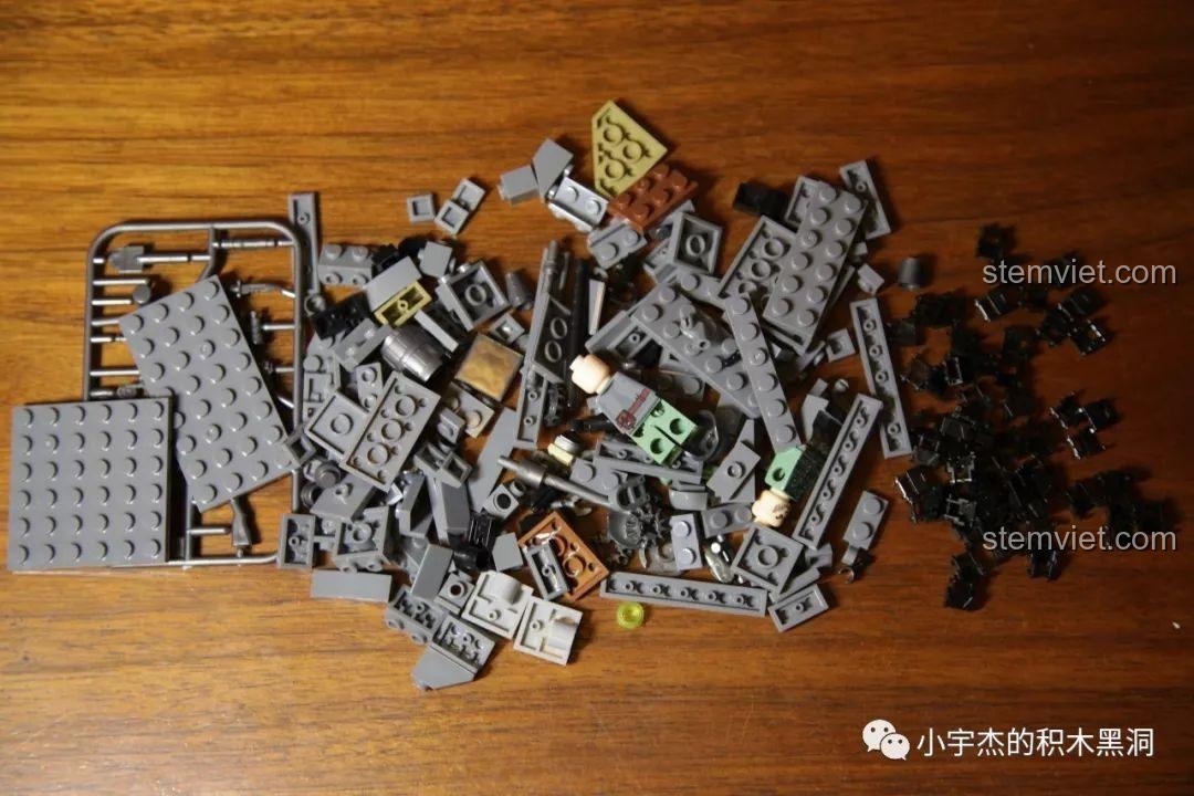 Hộp và linh kiện của bộ lắp ráp xe tăng King Tiger Sembo 101213, bao gồm các túi mảnh ghép và sách hướng dẫn, sẵn sàng cho quá trình lắp ráp.