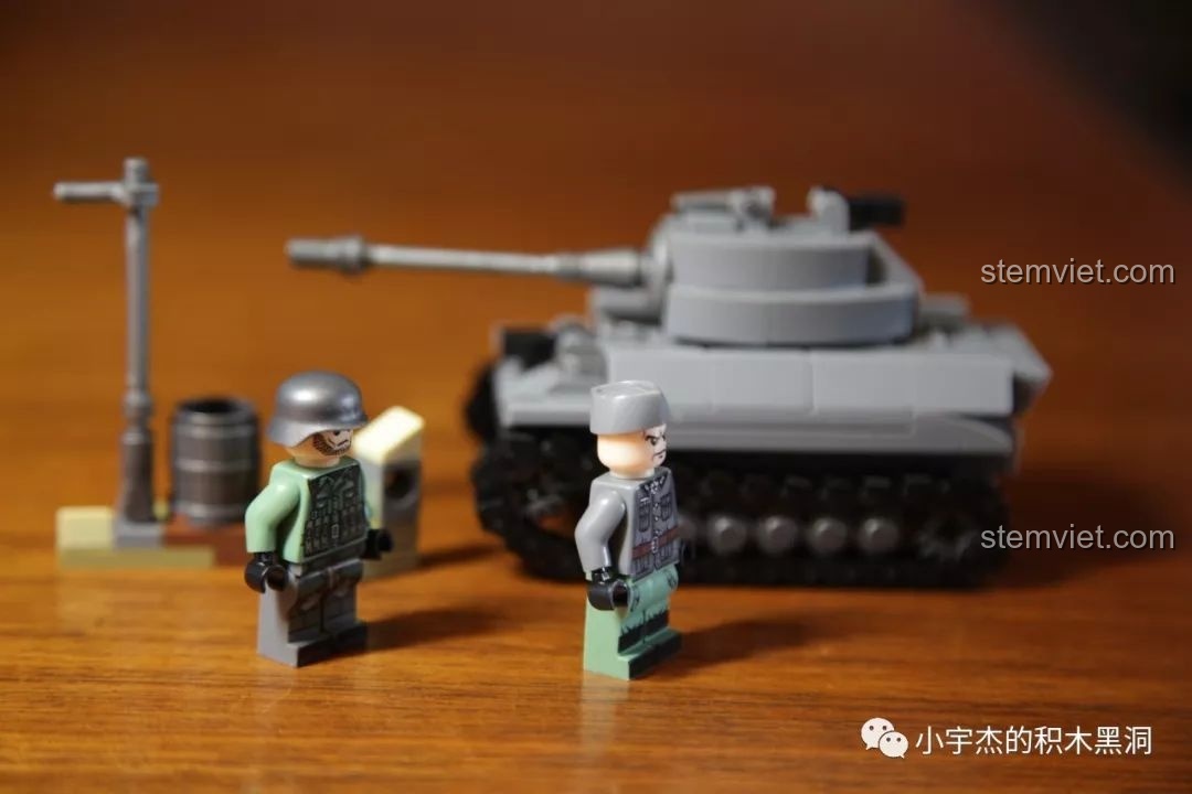 Các mảnh ghép của xe tăng King Tiger Sembo 101213 được đổ ra, cho thấy sự đa dạng về hình dạng và kích thước, đảm bảo trải nghiệm lắp ráp thú vị.