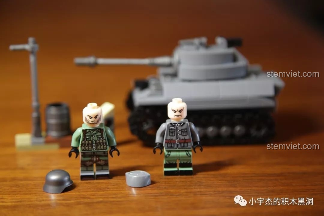 Góc nhìn nghiêng của hai minifigure lính Đức từ bộ lắp ráp xe tăng King Tiger Sembo 101213, cho thấy thiết kế mũ và trang bị đặc trưng.