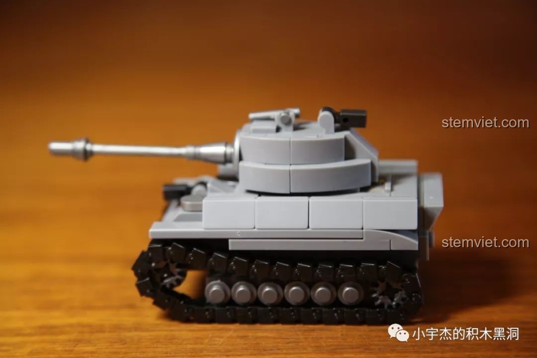 Mặt sau của hai minifigure lính Đức từ bộ lắp ráp xe tăng King Tiger Sembo 101213, hiển thị các chi tiết in ấn ở lưng và phụ kiện.