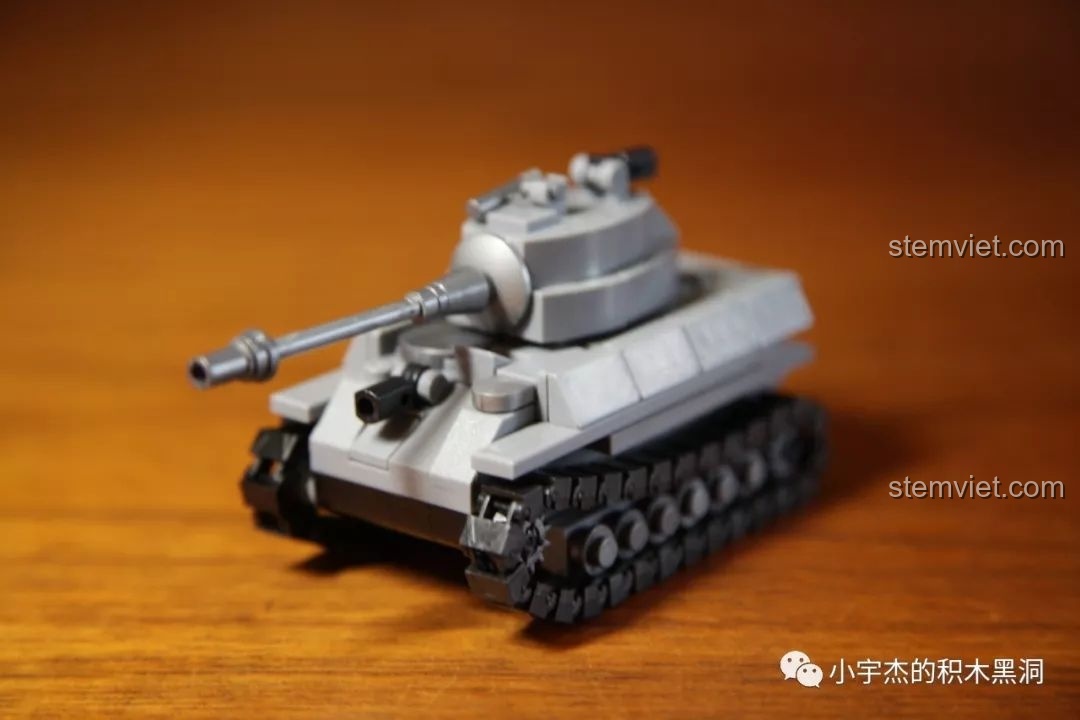 Cận cảnh hai minifigure lính Đức từ bộ lắp ráp xe tăng King Tiger Sembo 101213, với trang phục và biểu cảm được in ấn tỉ mỉ, tăng giá trị sưu tầm.