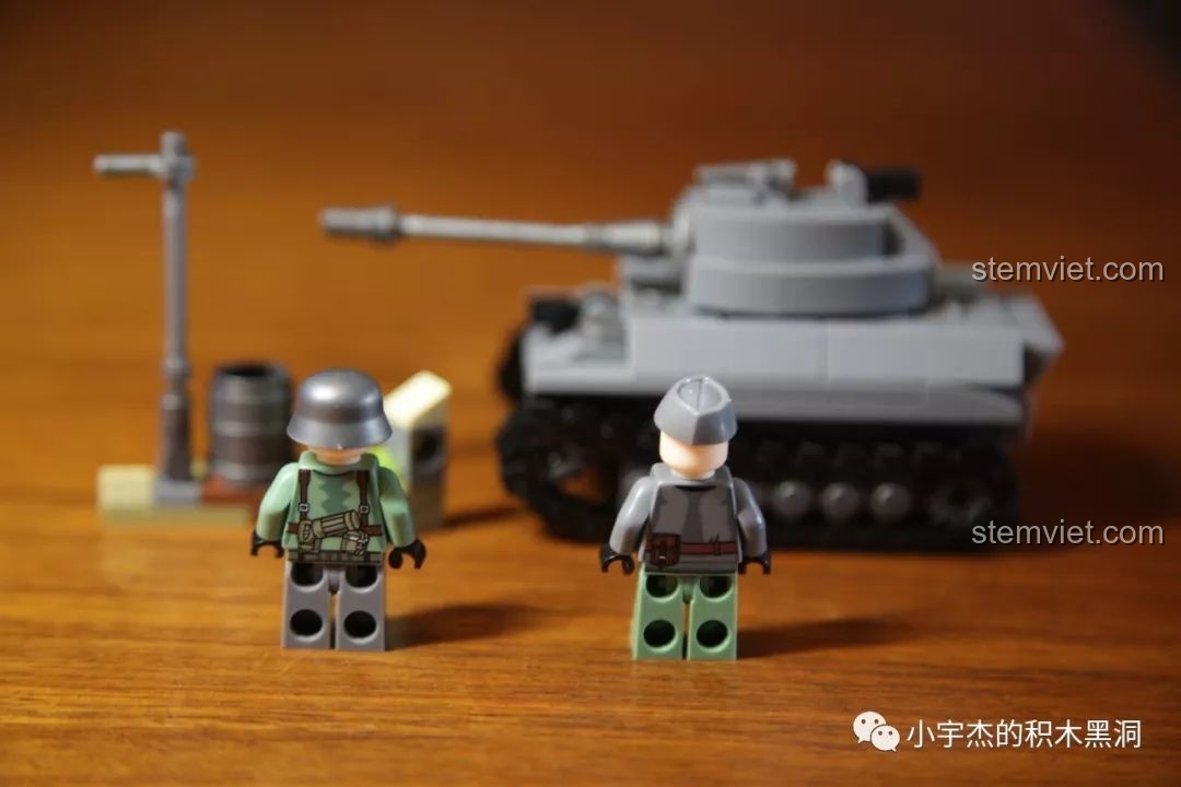 Hai minifigure lính Đức và mô hình xe tăng King Tiger Sembo 101213 đã hoàn thành, thể hiện sự sống động và chi tiết của bộ đồ chơi.
