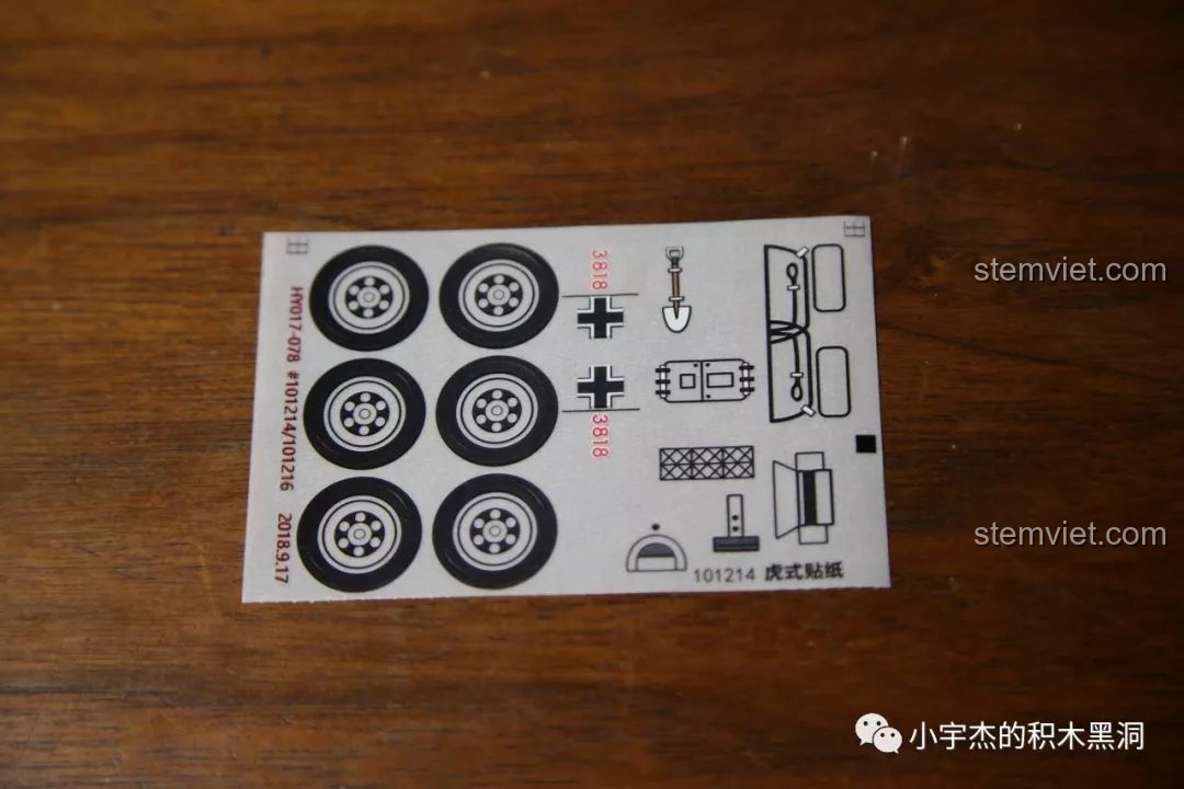 Tấm decal của xe tăng Tiger I Sembo 101213 với các chi tiết in sắc nét, giúp tăng tính chân thực cho mô hình sau khi hoàn thành.