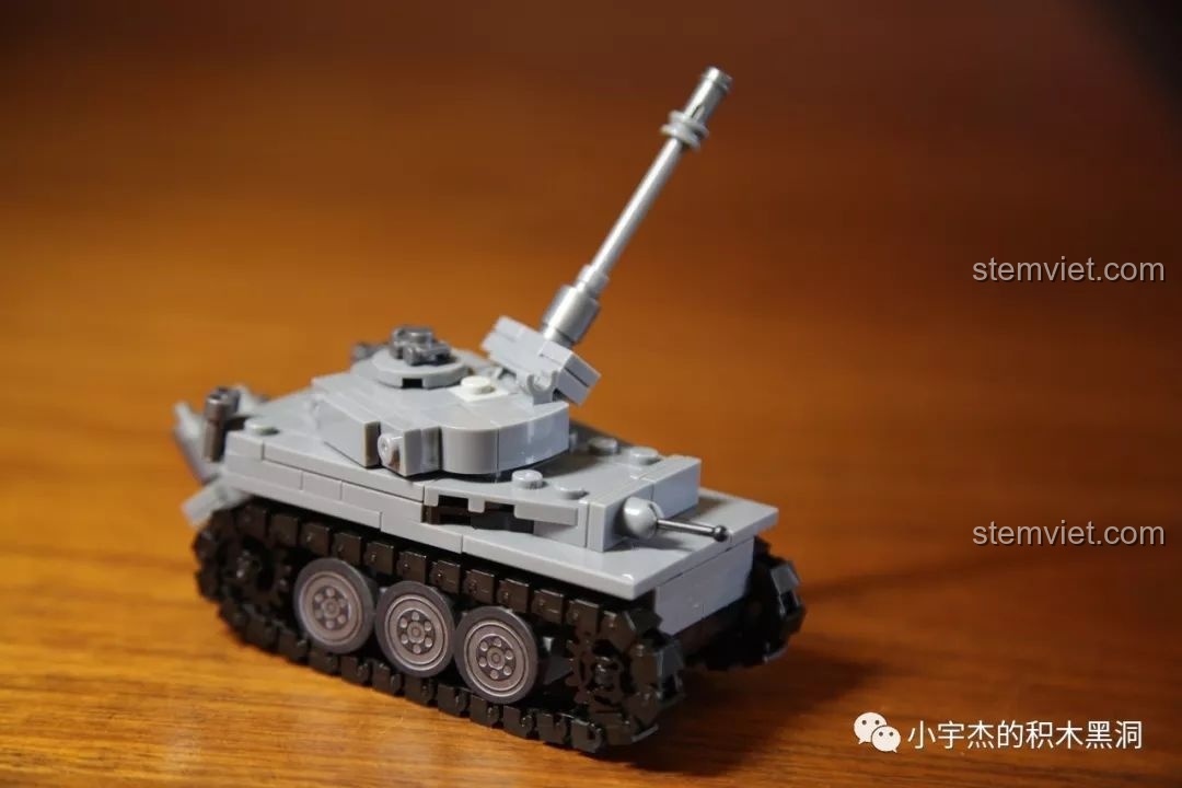 Mô hình xe tăng Tiger I Sembo 101213 đã hoàn thành, nhìn từ góc nghiêng với nòng pháo nâng lên, thể hiện khả năng điều chỉnh của mô hình.