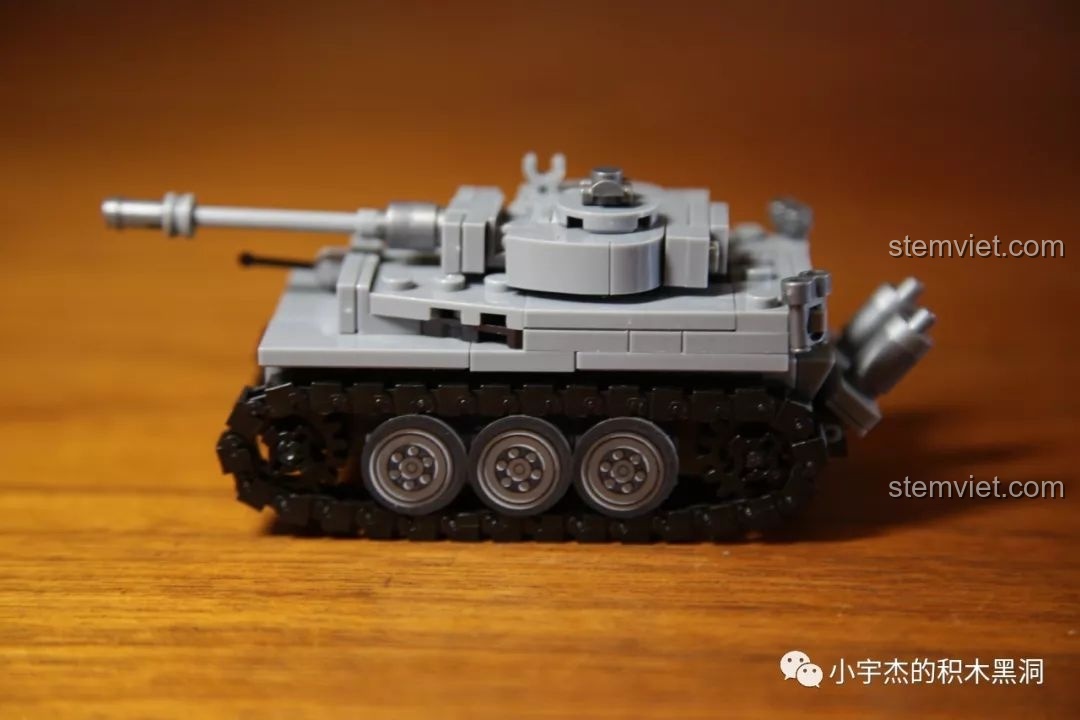 Mô hình xe tăng Tiger I Sembo 101213 đã hoàn thành, nhìn từ góc nghiêng, thể hiện rõ các chi tiết của thân xe và nòng pháo.