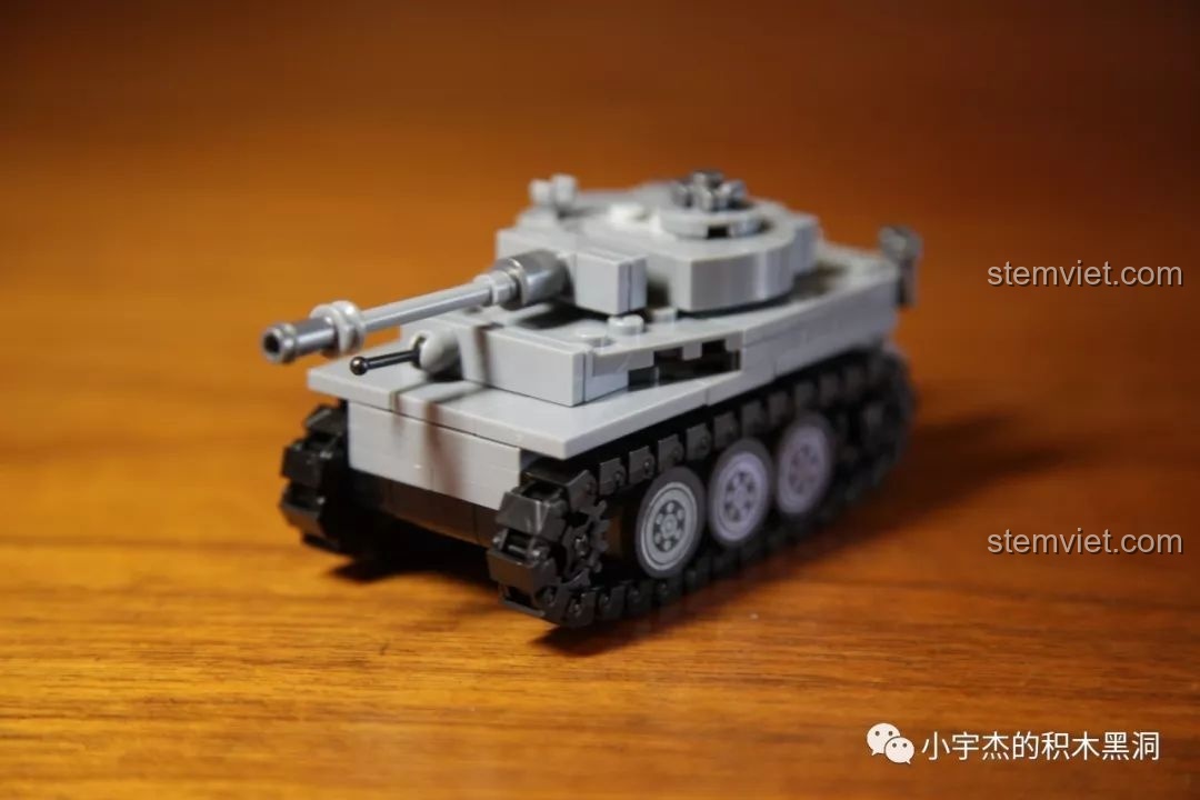 Mô hình xe tăng Tiger I Sembo 101213 đã hoàn thành, nhìn từ góc 3/4 phía trước, nổi bật với nòng pháo và tháp pháo xoay.