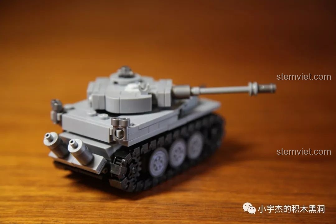 Mô hình xe tăng Tiger I Sembo 101213 đã hoàn thành, nhìn từ phía trước với tháp pháo cao, thể hiện thiết kế đặc trưng của xe tăng.