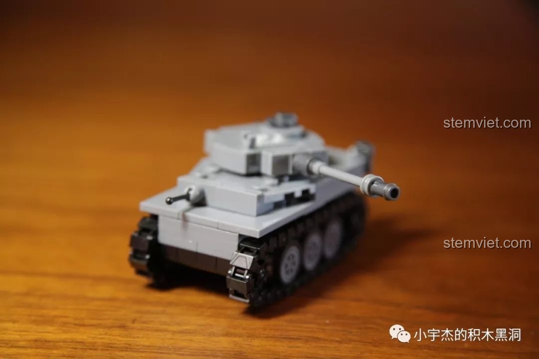 Mô hình xe tăng Tiger I Sembo 101213 đã hoàn thành, nhìn từ phía trước với tháp pháo xoay chéo, thể hiện tính năng động của mô hình.