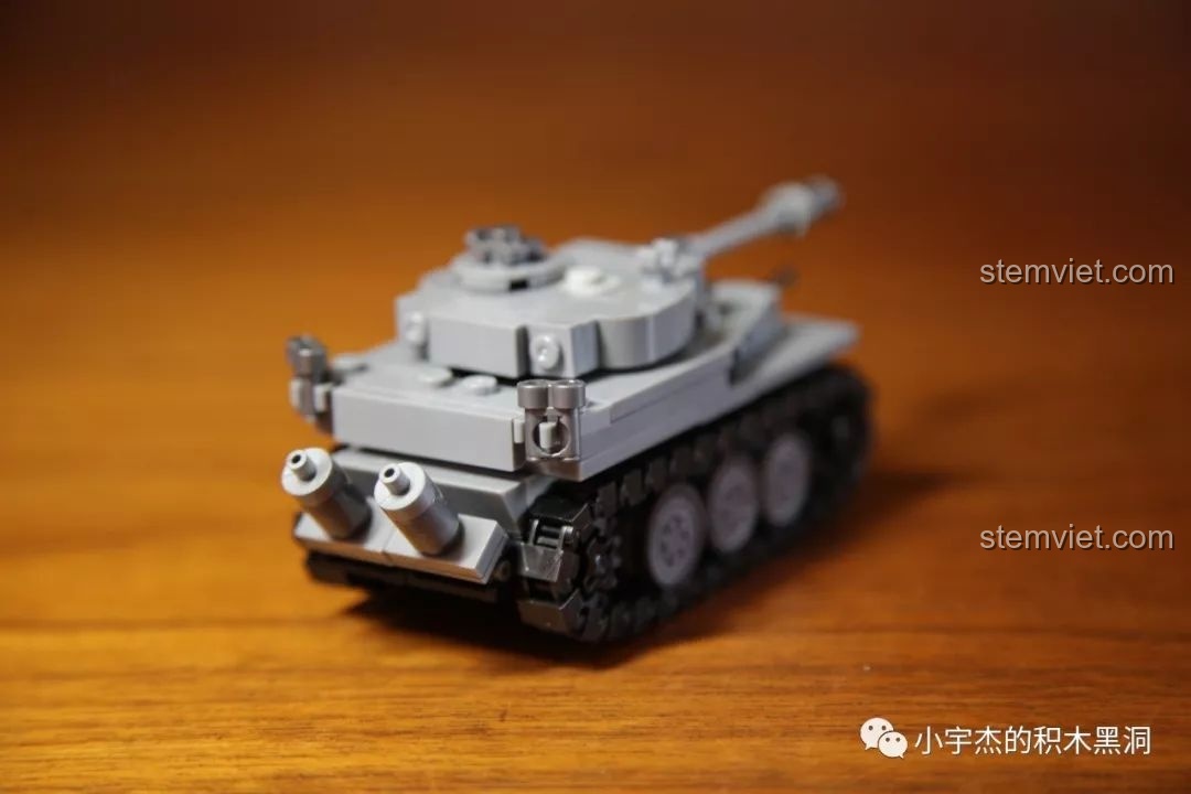 Mô hình xe tăng Tiger I Sembo 101213 đã hoàn thành, nhìn từ phía trước với tháp pháo thấp, thể hiện thiết kế đặc trưng của xe tăng.