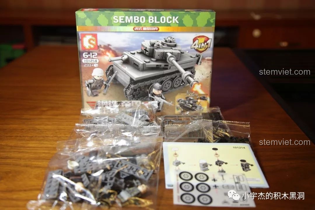 Hộp và linh kiện của bộ lắp ráp xe tăng Tiger I Sembo 101213, bao gồm các túi mảnh ghép và sách hướng dẫn, sẵn sàng cho quá trình lắp ráp.