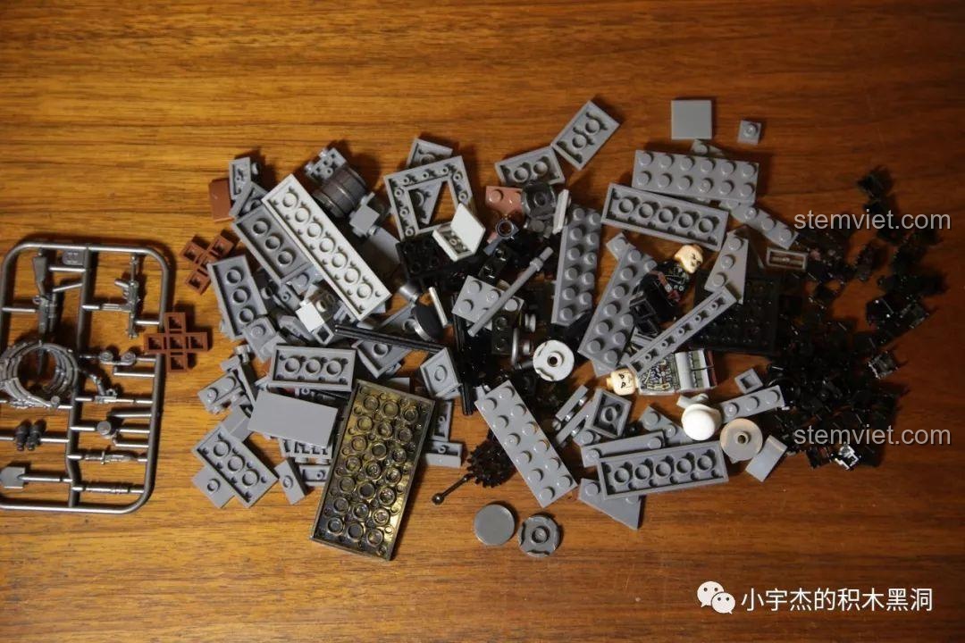 Các mảnh ghép của xe tăng Tiger I Sembo 101213 được đổ ra, cho thấy sự đa dạng về hình dạng và kích thước, đảm bảo trải nghiệm lắp ráp thú vị.