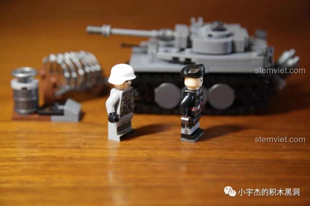 Góc nhìn nghiêng của hai minifigure lính Đức từ bộ lắp ráp xe tăng Tiger I Sembo 101213, cho thấy thiết kế mũ và trang bị đặc trưng.