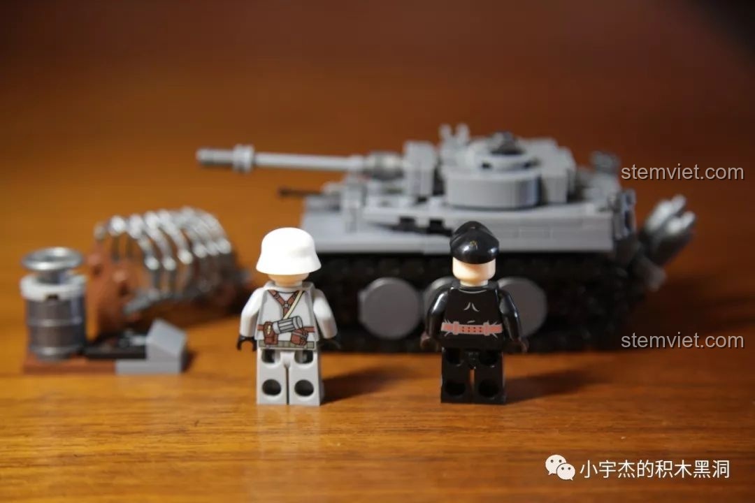 Mặt sau của hai minifigure lính Đức từ bộ lắp ráp xe tăng Tiger I Sembo 101213, hiển thị các chi tiết in ấn ở lưng và phụ kiện.