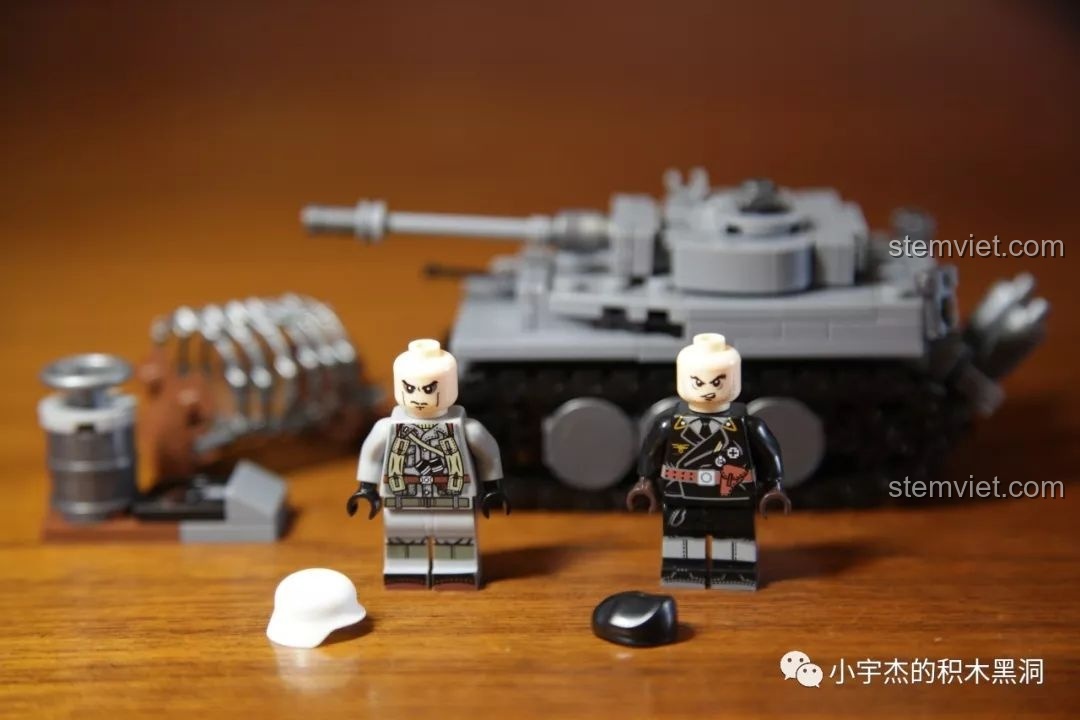 Cận cảnh hai minifigure lính Đức từ bộ lắp ráp xe tăng Tiger I Sembo 101213, với trang phục và biểu cảm được in ấn tỉ mỉ, tăng giá trị sưu tầm.