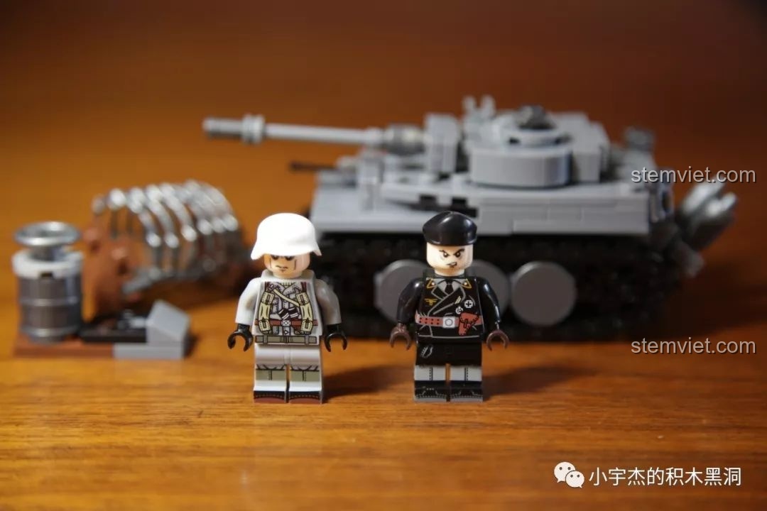 Hai minifigure lính Đức và mô hình xe tăng Tiger I Sembo 101213 đã hoàn thành, thể hiện sự sống động và chi tiết của bộ đồ chơi.