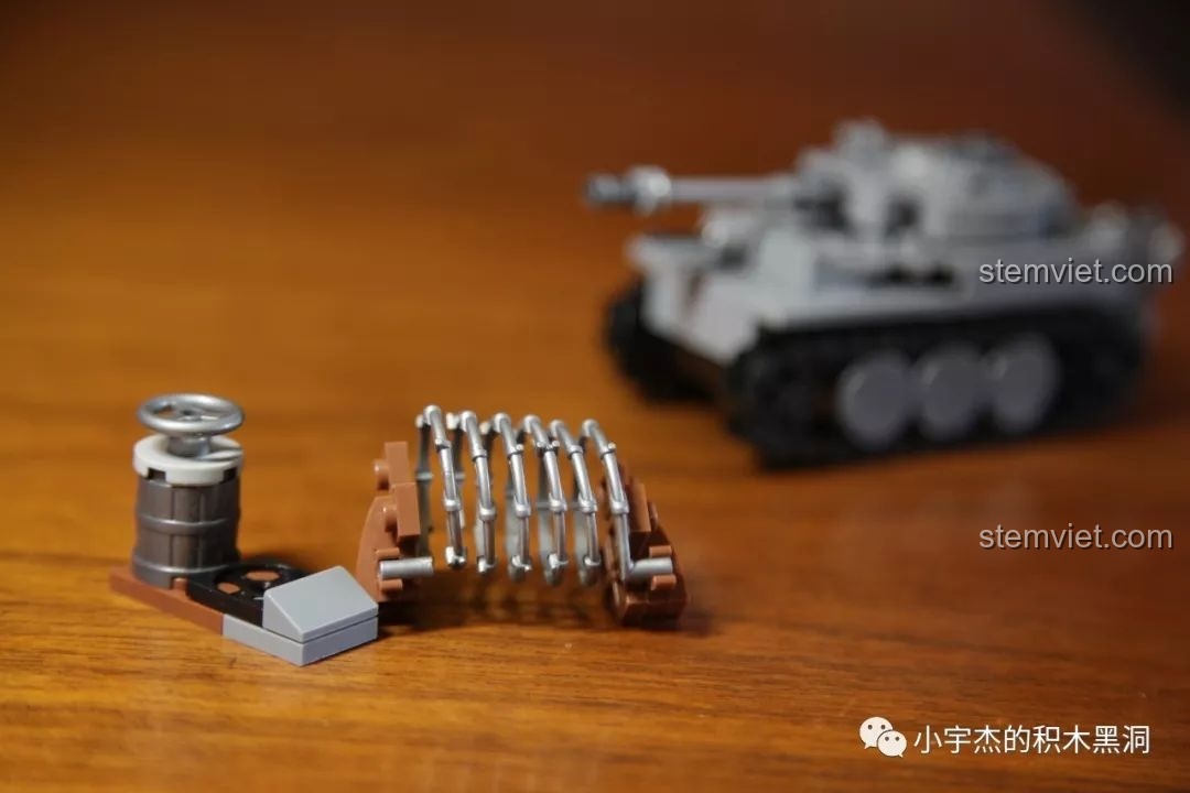 Phụ kiện nhỏ đi kèm xe tăng Tiger I Sembo 101213, một chi tiết bổ sung thú vị cho cảnh quan mô hình.