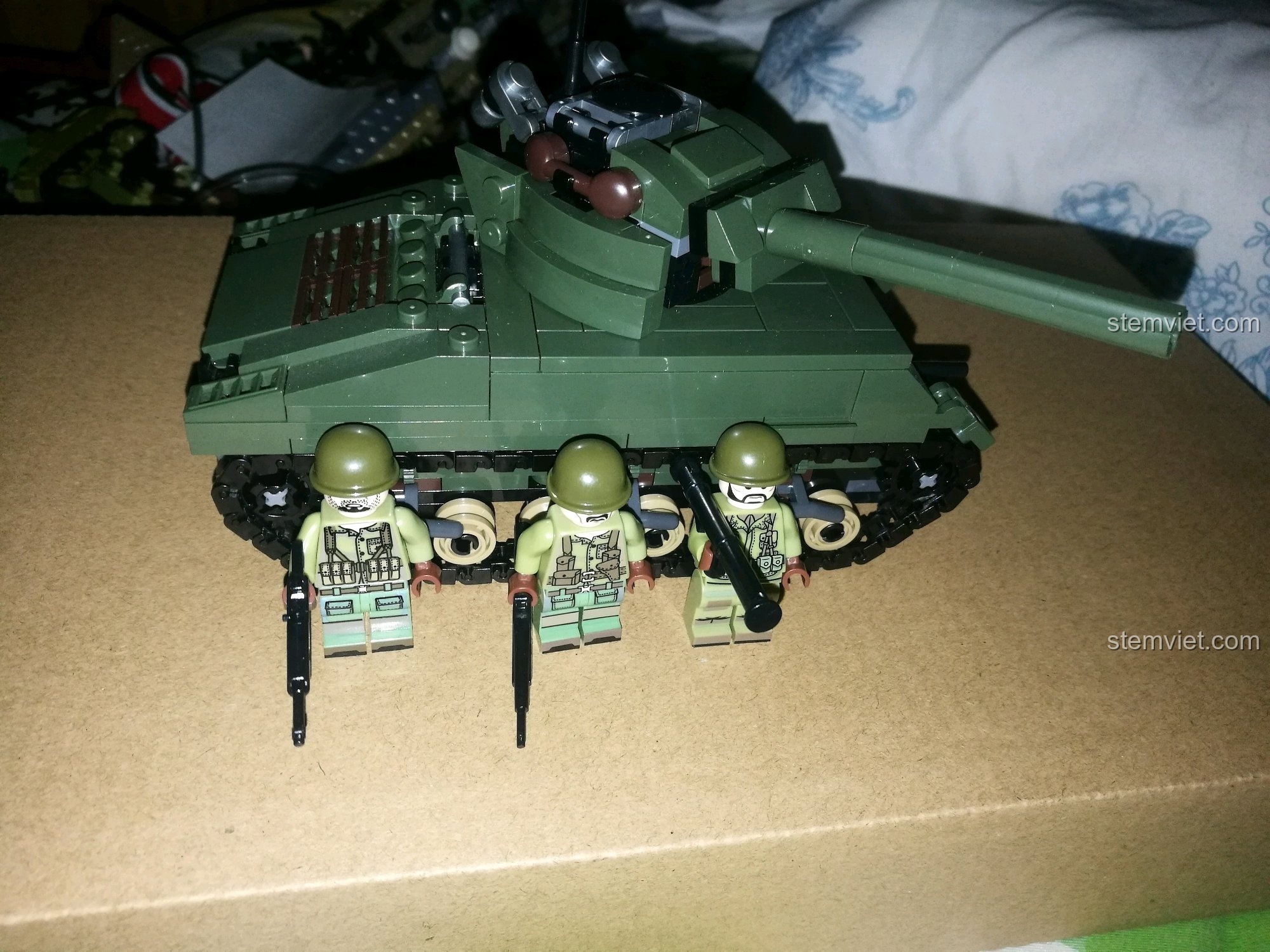 Hoàn thiện phần thân trên của đồ chơi xếp hình Xe Vận Chuyển Quân Sự Đức