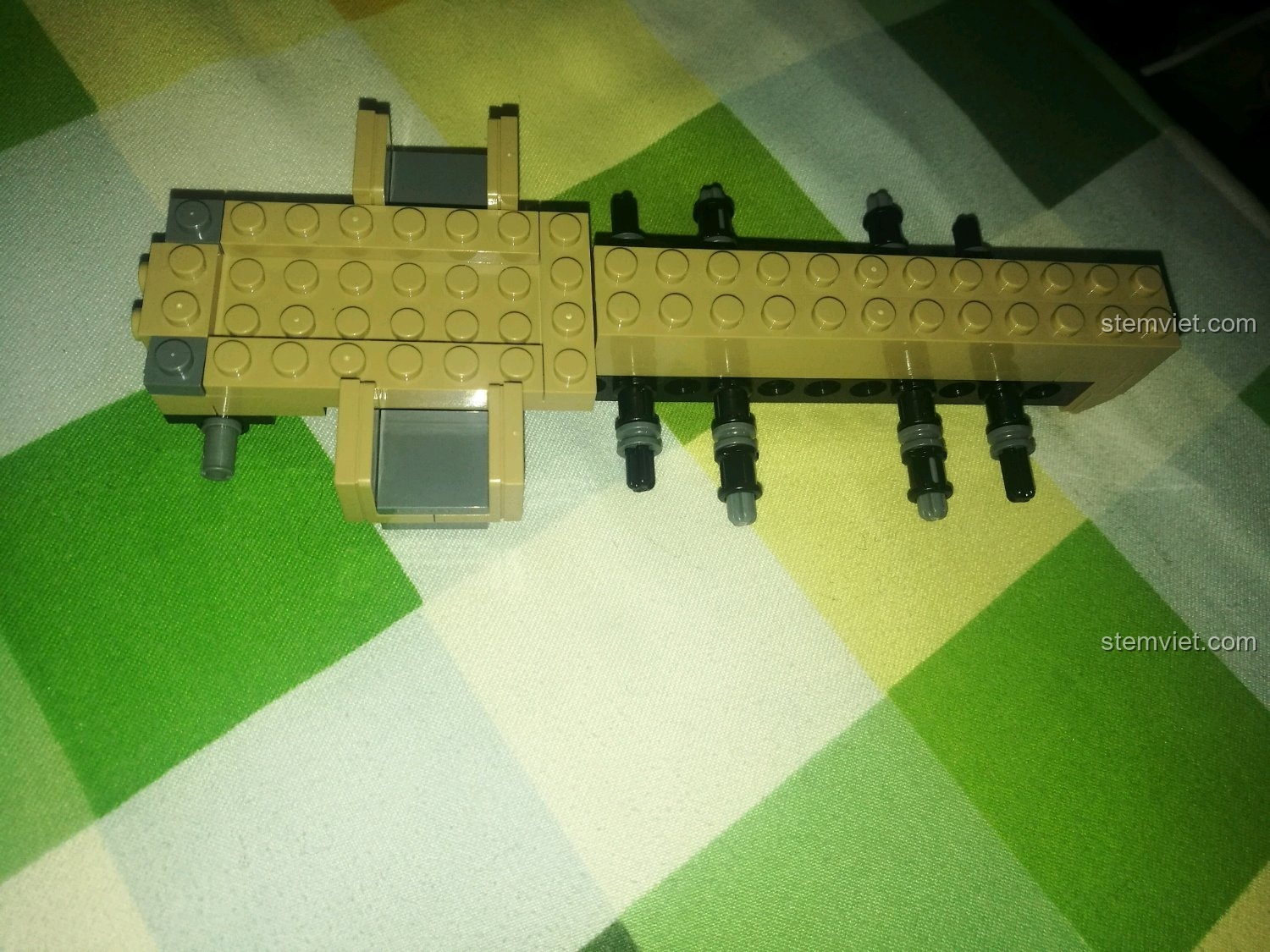 Lắp ráp phần đuôi xe của bộ lắp ghép Xe Bọc Thép Đức SD.KFZ.251