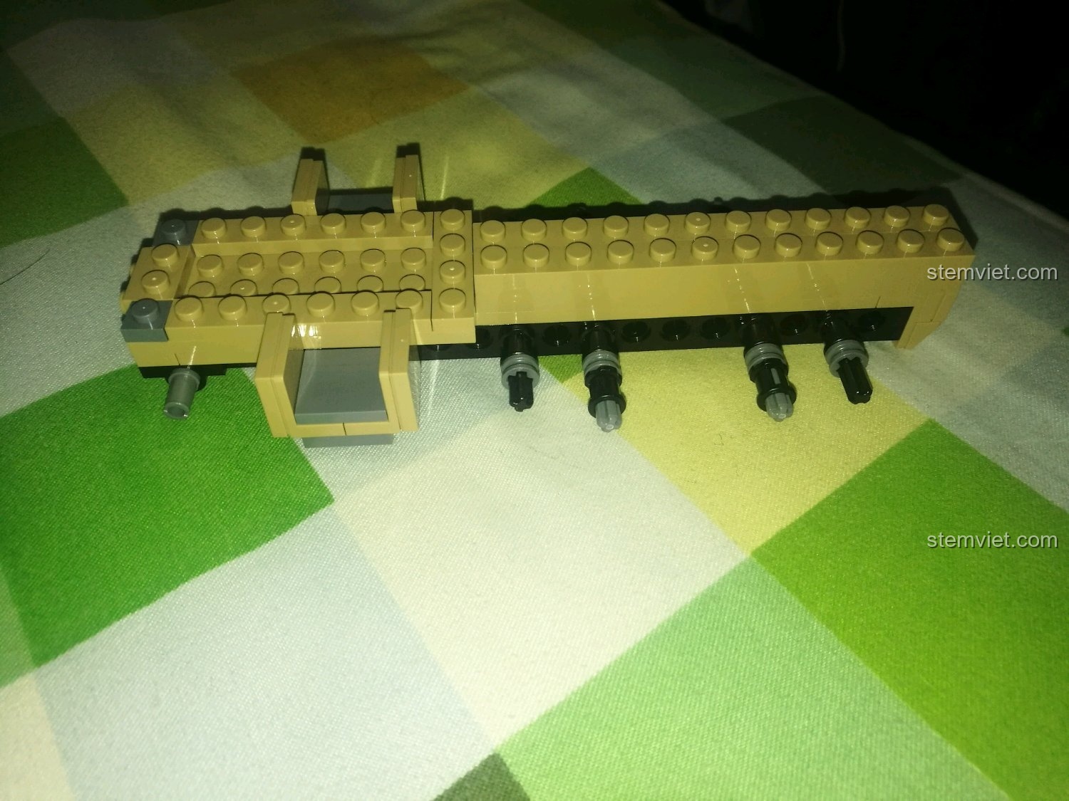 Chi tiết cửa sau của đồ chơi lắp ráp Xe Vận Chuyển Quân Sự Đức