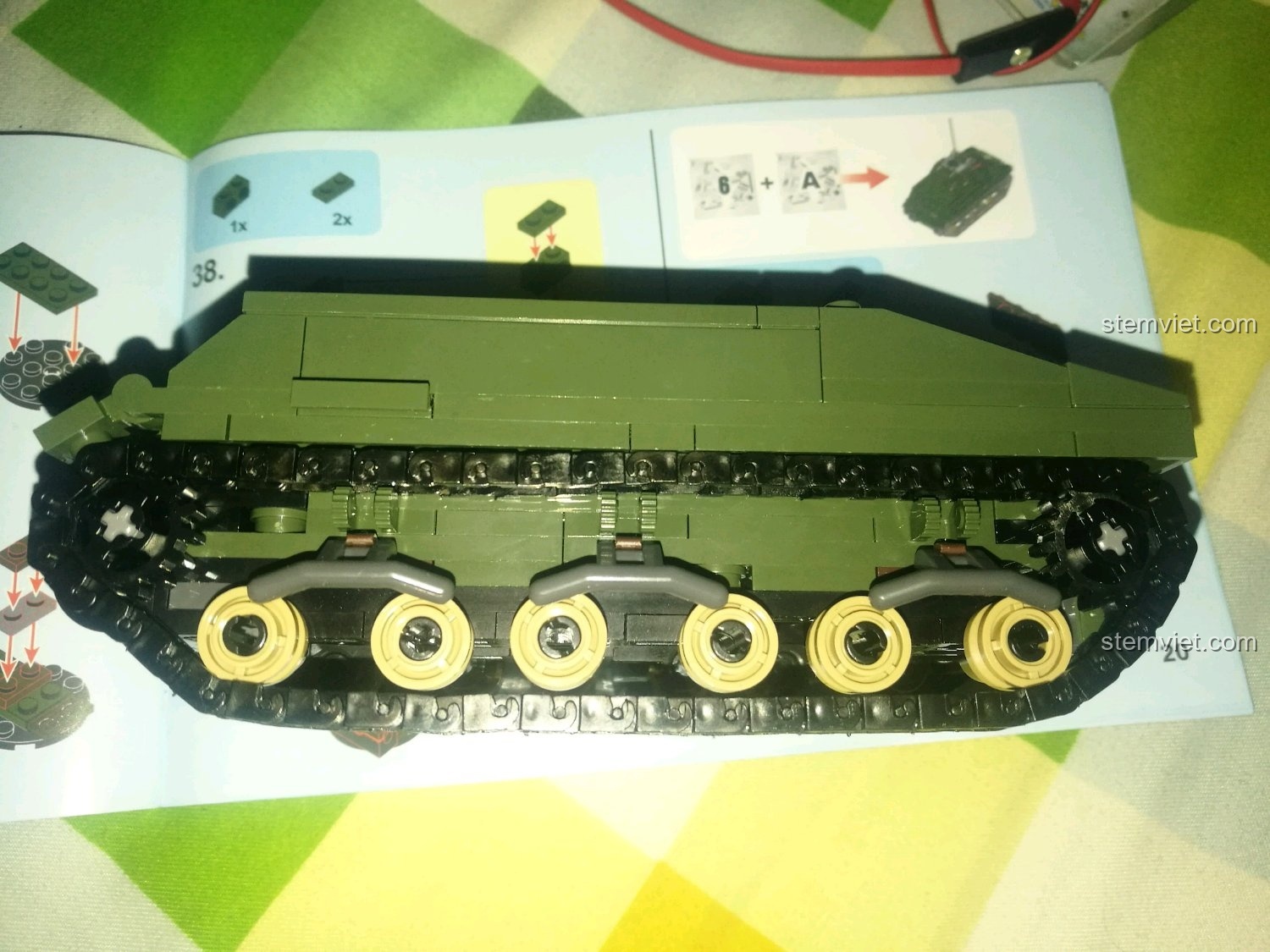 Tiếp tục lắp ráp đồ chơi lắp ráp Xe Vận Chuyển Quân Sự Đức 101321, chi tiết khung gầm