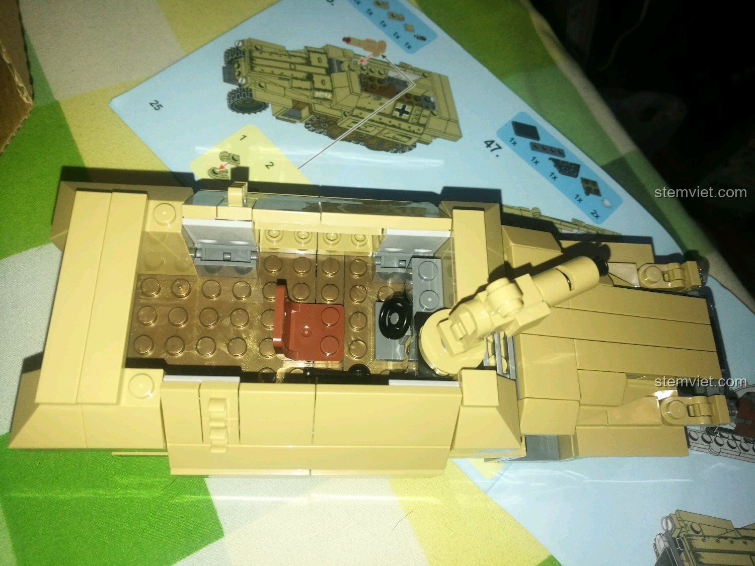 Hoàn thiện phần đầu và thân xe của đồ chơi lắp ráp Xe Bọc Thép Chiến Tranh Thế Giới II 1321