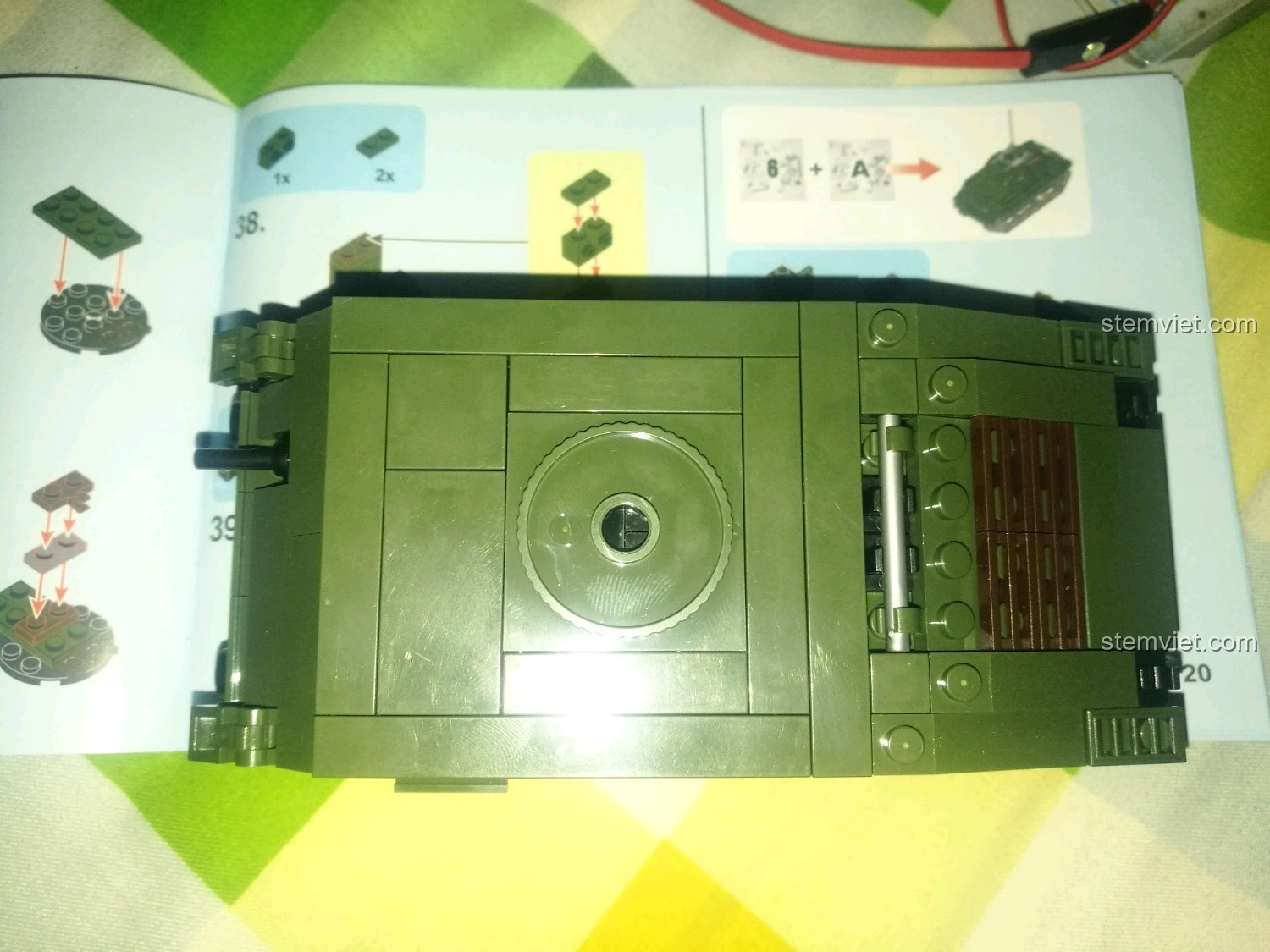 Lắp ráp phần thân đồ chơi mô hình Xe Bán Lưỡng Cư Đức SEMBO 101321