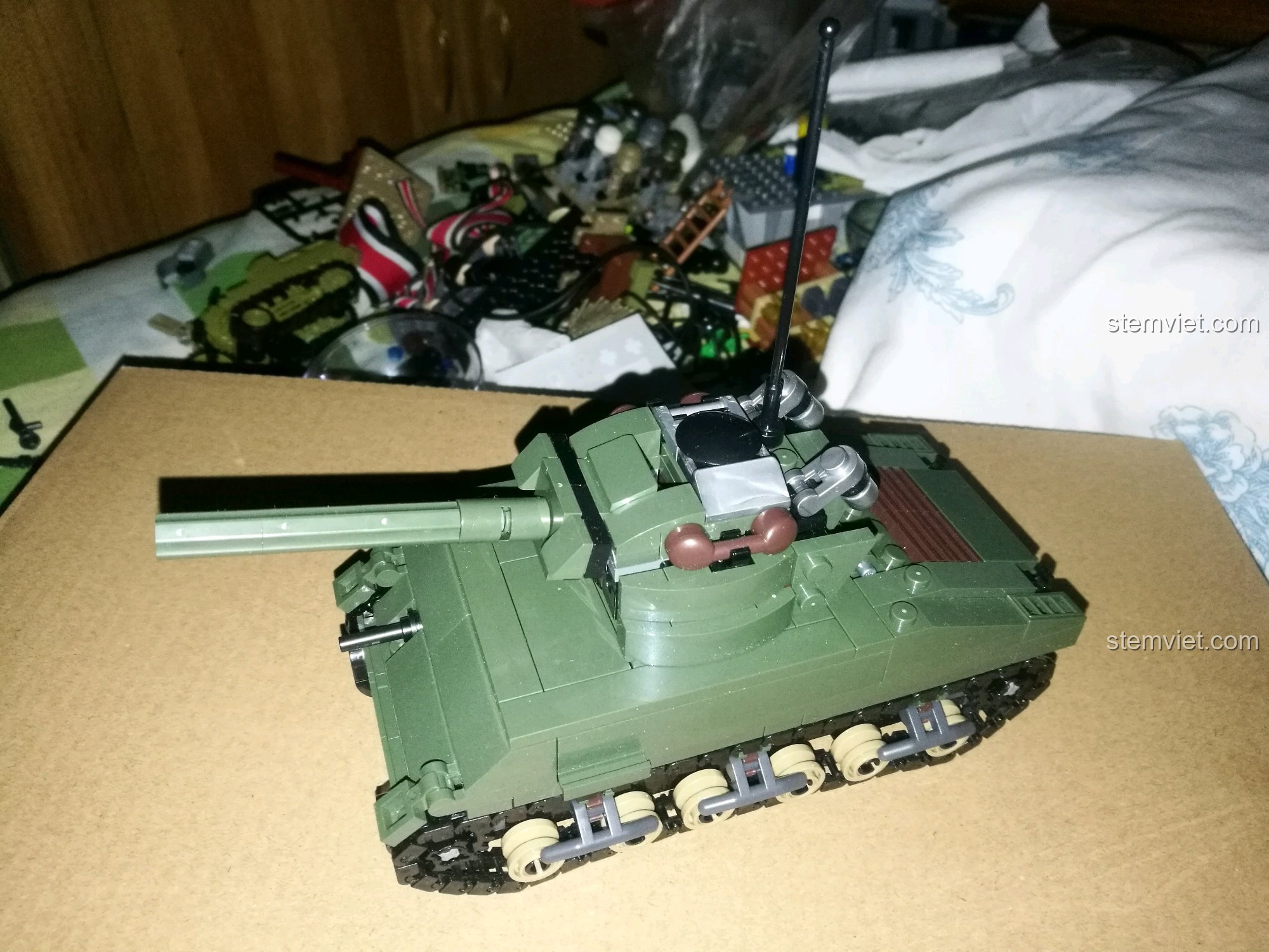 Lắp ráp phần thân trên của đồ chơi mô hình Xe Bán Lưỡng Cư Đức 321
