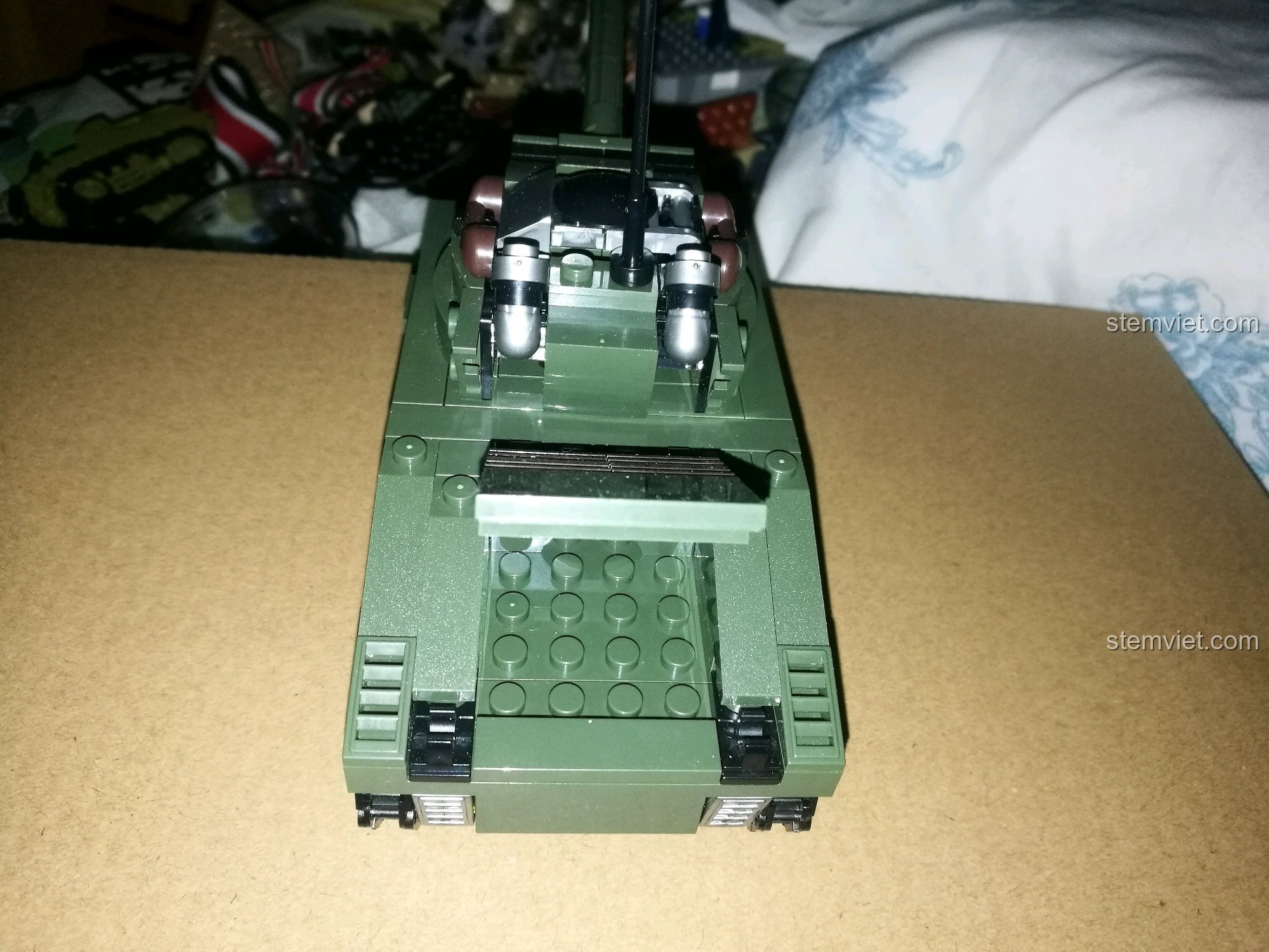 Lắp ráp các tấm giáp bên ngoài của đồ chơi lắp ghép Xe Bọc Thép Đức SD.KFZ.251