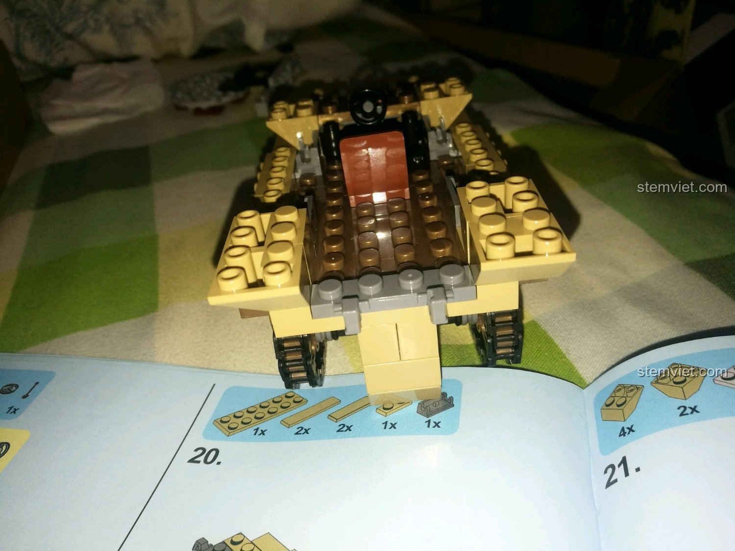 Xe bọc thép Đức SD.KFZ.251 SEMBO 101321 từ góc thấp, thể hiện độ chi tiết của gầm xe.