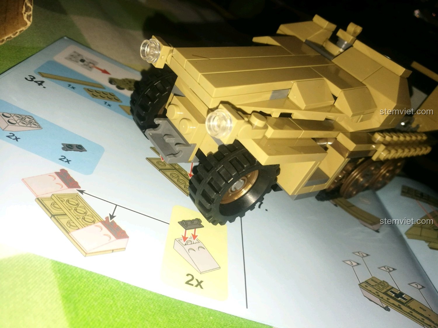 Mô hình xe bọc thép Đức SD.KFZ.251 SEMBO 101321 hoàn chỉnh từ góc nhìn khác, rất ấn tượng.