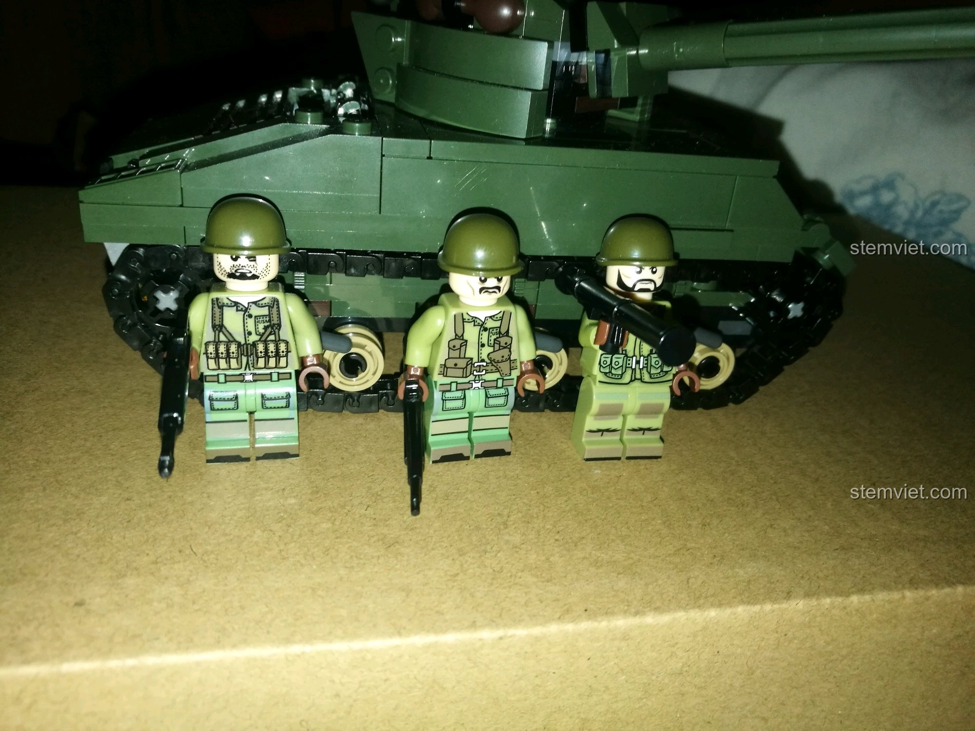 Thân xe bọc thép Đức SD.KFZ.251 SEMBO 101321 với bánh xích đã được lắp, chi tiết sắc nét.