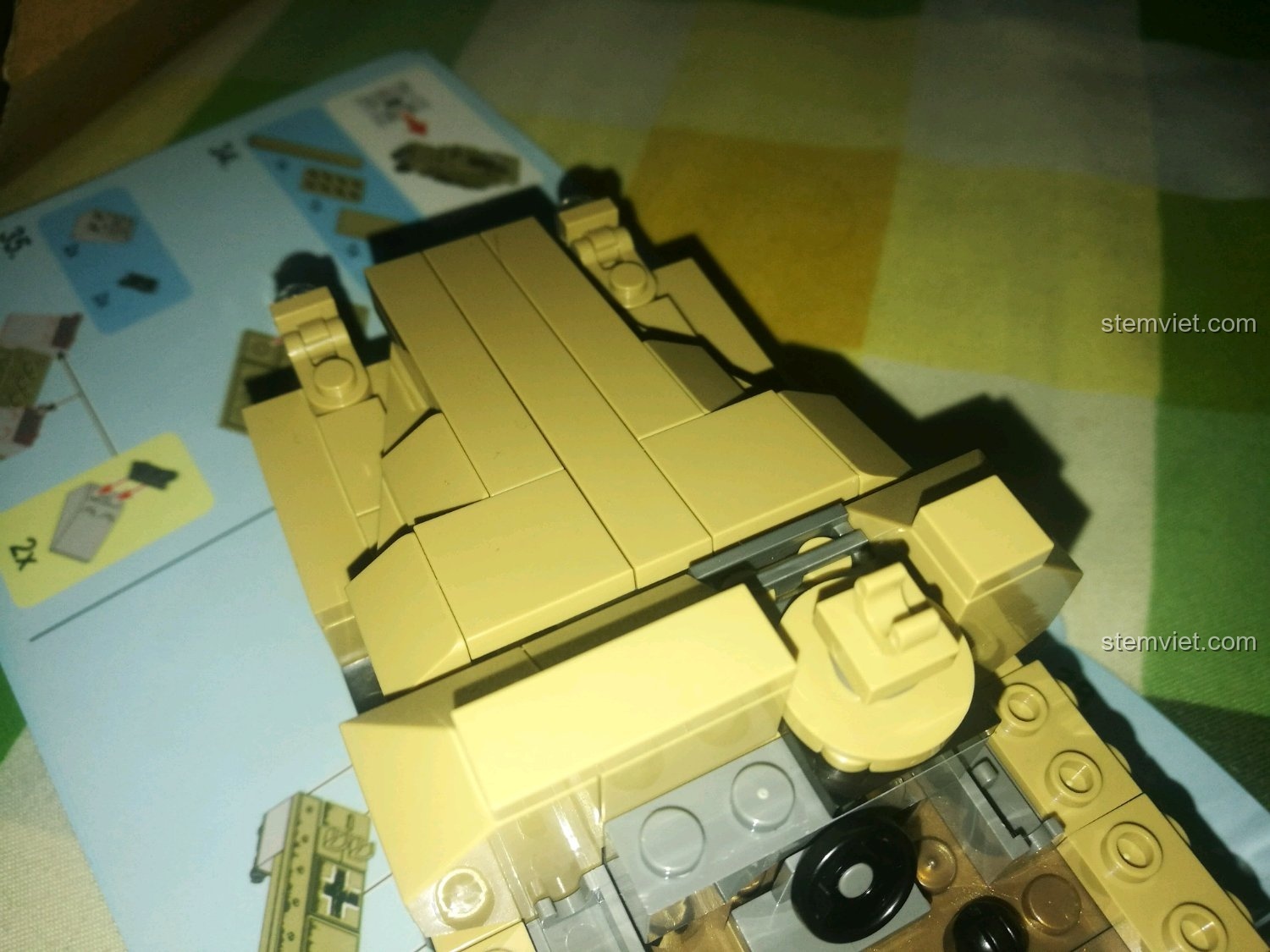 Mô hình xe bọc thép Đức SD.KFZ.251 SEMBO 101321 đã hoàn chỉnh, góc chính diện mạnh mẽ.