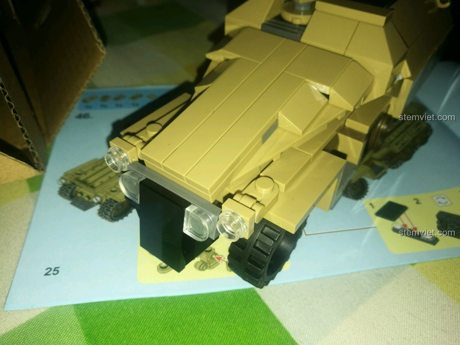 Mô hình xe bọc thép Đức SD.KFZ.251 SEMBO 101321 hoàn chỉnh trên đế trưng bày, chi tiết sắc nét.