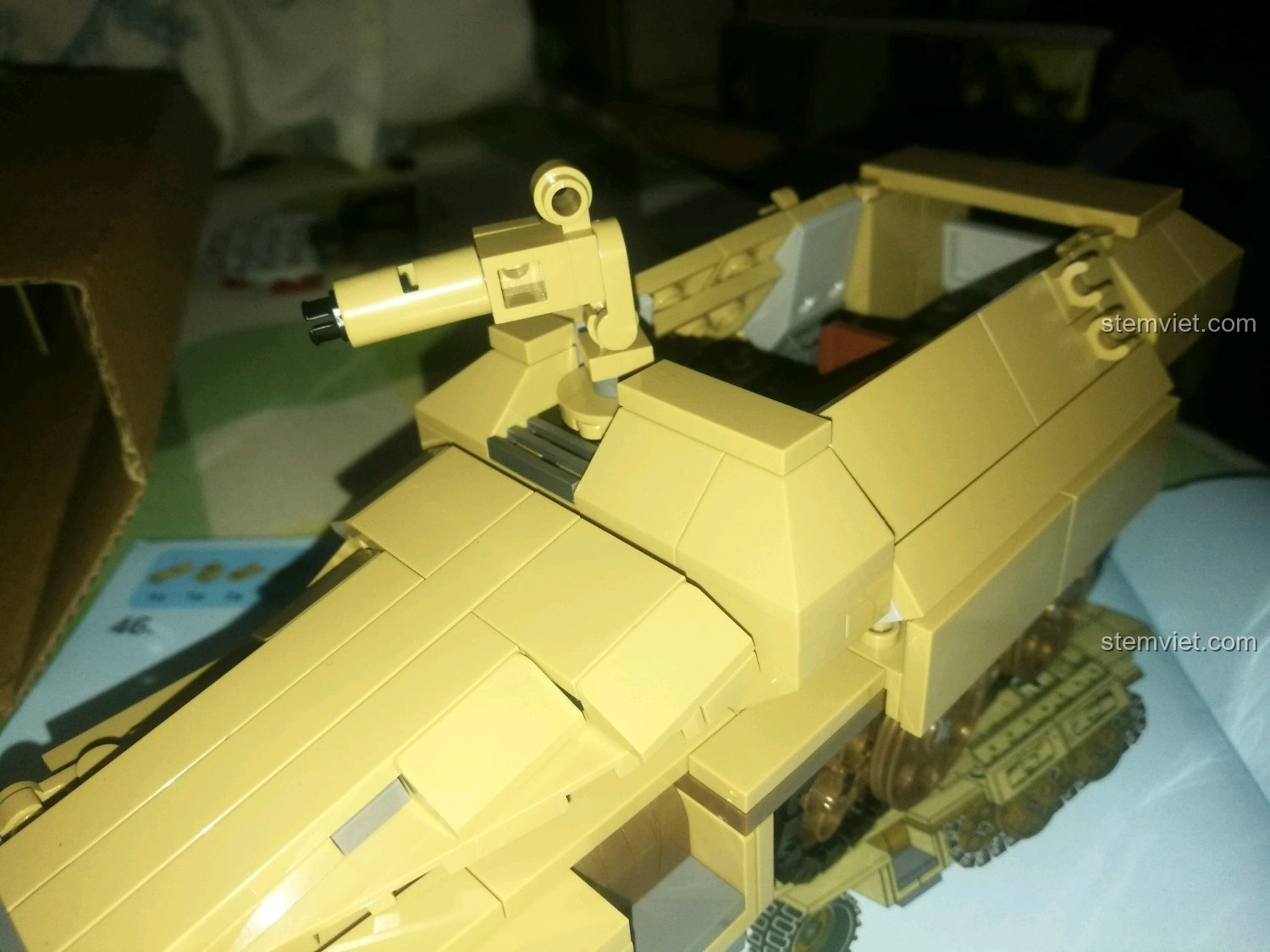 Mô hình xe bọc thép Đức SD.KFZ.251 SEMBO 101321 hoàn chỉnh với hai đế trưng bày, đa dạng lựa chọn.