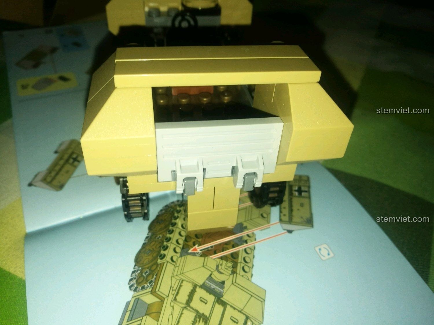 Mô hình xe bọc thép Đức SD.KFZ.251 SEMBO 101321 đã hoàn chỉnh, góc nghiêng đẹp mắt.