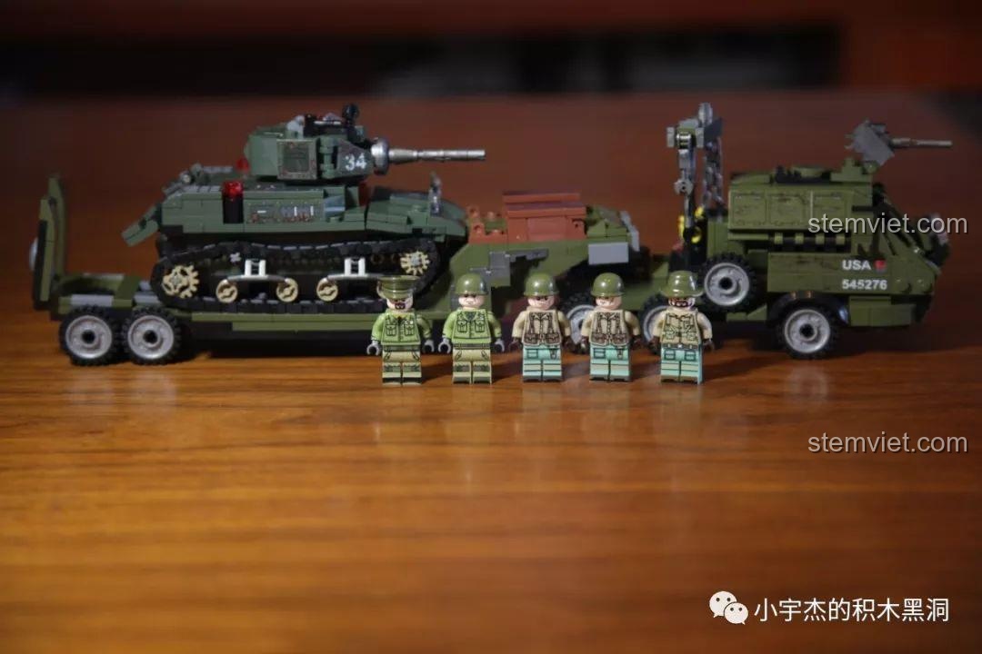 Bộ lắp ráp Xe vận chuyển xe tăng M25 và 5 minifigures lính Mỹ, một món quà tuyệt vời cho bé trai.