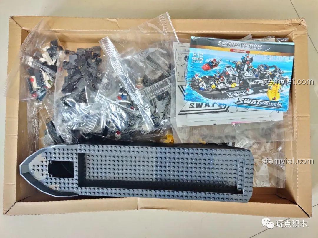 Mặt sau hộp đồ chơi lắp ghép Thuyền Chiến Đấu SWAT 102467, mô tả các tính năng và chi tiết của mô hình.