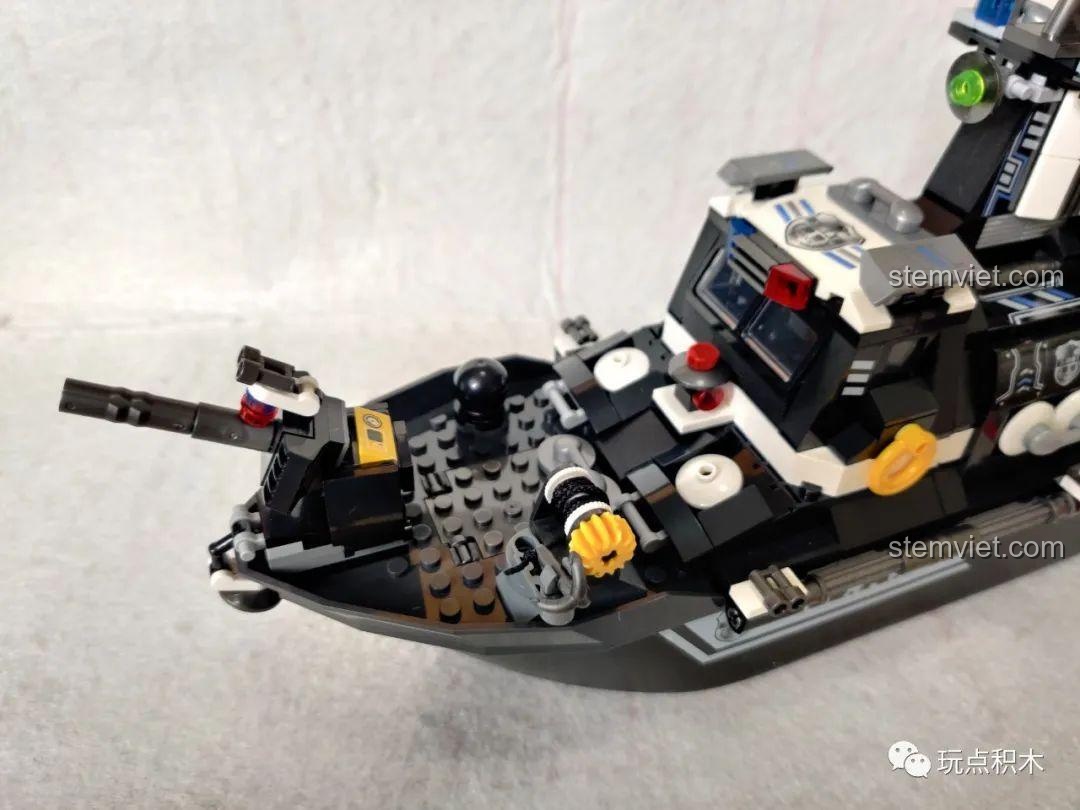 Cận cảnh một minifigure lính đặc nhiệm SWAT trong bộ đồ chơi mô hình Tàu Tuần Tra Đặc Nhiệm SWAT 102467.