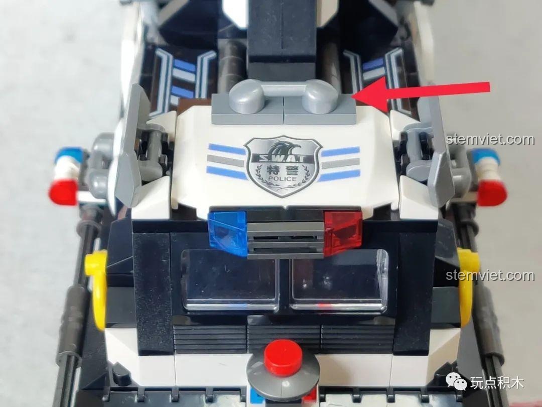 Bộ sưu tập vũ khí và phụ kiện đi kèm cho 8 minifigures trong bộ Thuyền Tuần Tra Cảnh Sát 102467.