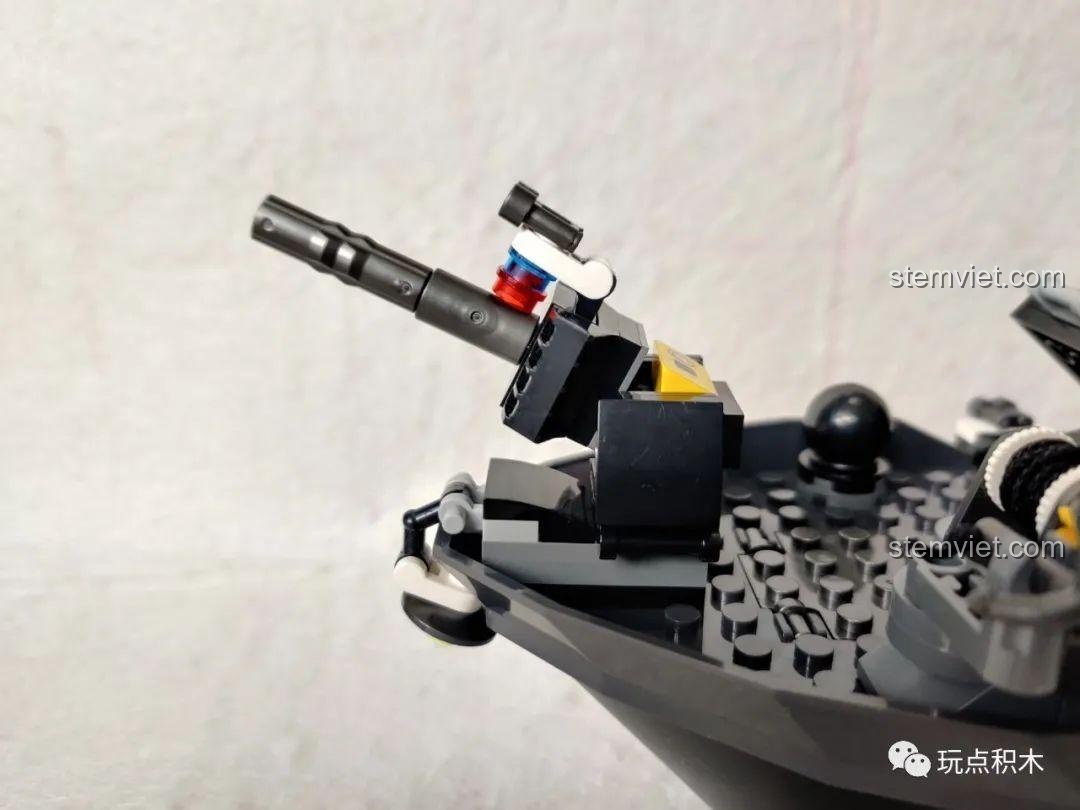 Mặt sau của minifigure cảnh sát với chữ SWAT được in rõ nét, thuộc bộ xếp hình SEMBO Tàu Chiến Cảnh Sát SWAT.