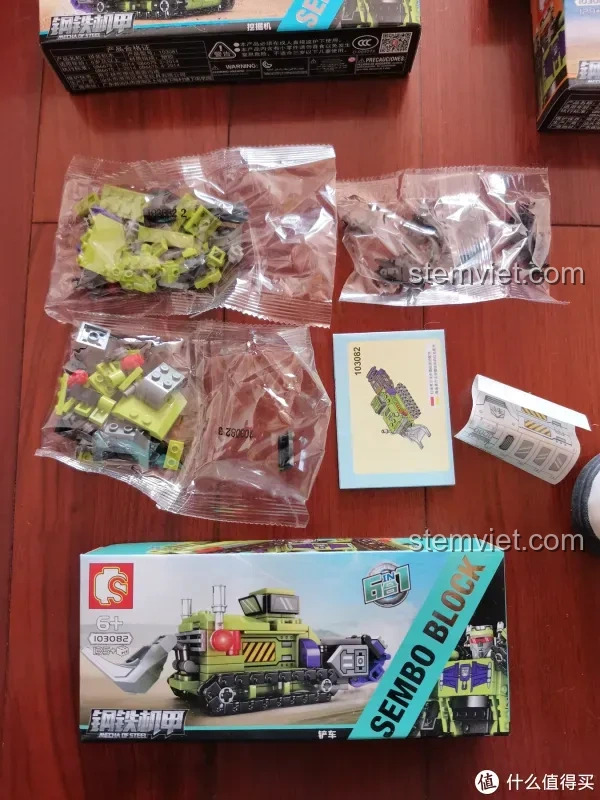 Các mảnh ghép và hướng dẫn lắp ráp của một trong 6 xe công trình từ bộ đồ chơi xây dựng SEMBO 03081 Robot chiến đấu hợp thể, chất lượng tốt.