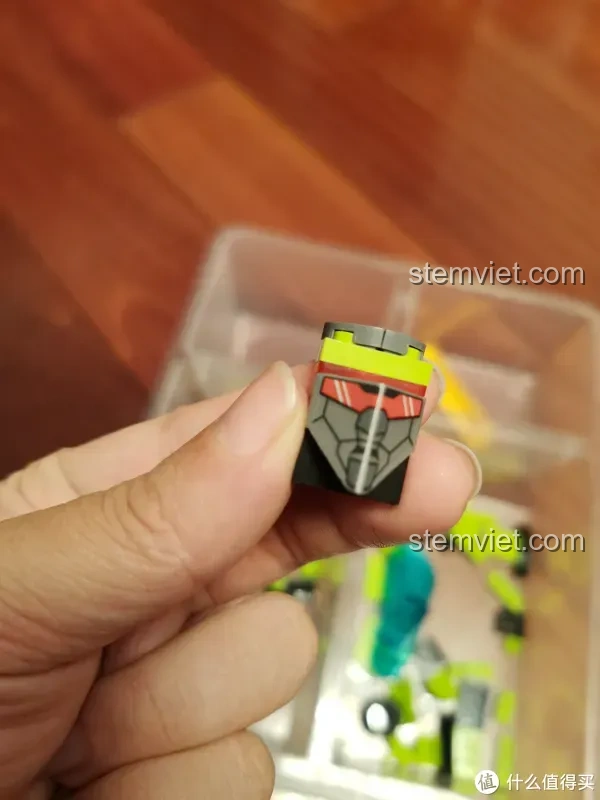 Bàn tay đang cầm một phần của cánh tay robot, từ bộ đồ chơi Robot Đại Lực Thần 81 SEMBO, thể hiện khớp nối linh hoạt, giá tốt.