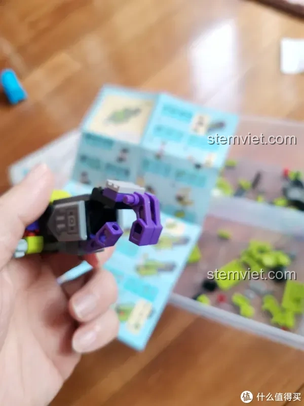 Một mảnh ghép của đồ chơi lắp ghép 3081 Robot công trình biến hình SEMBO, cho thấy độ khít và màu sắc của chi tiết, phù hợp bé trai 6 tuổi.