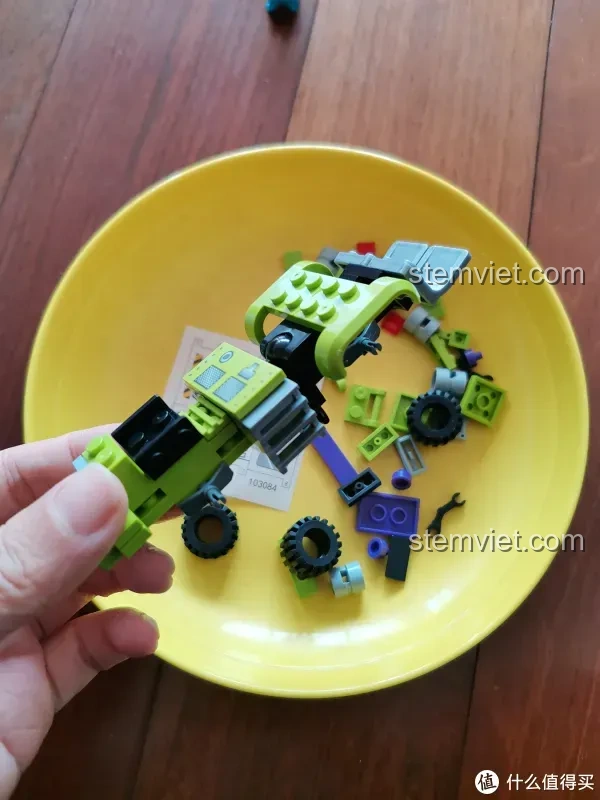 Chi tiết các túi mảnh ghép và hướng dẫn của một xe khác trong set đồ chơi Robot Biến Hình Đại Lực Thần SEMBO 103081, phù hợp bé trai 6 tuổi.