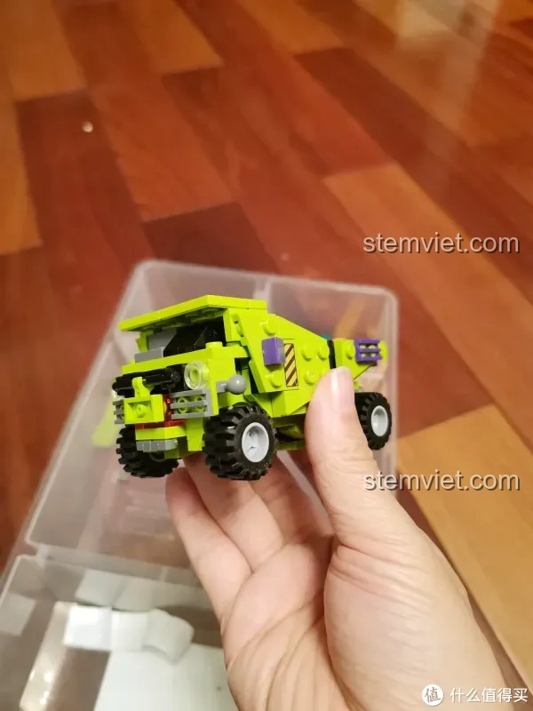 Cận cảnh khuôn mặt của Robot Biến Hình Đại Lực Thần SEMBO 103081, thể hiện chi tiết thiết kế và màu sắc, phù hợp bé trai 6 tuổi.